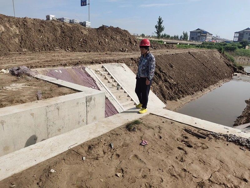 公司董事長親臨施工現(xiàn)場查看施工質(zhì)量